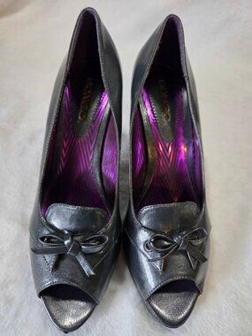 Size 9 Like New Bongo Metallic Silver Heels